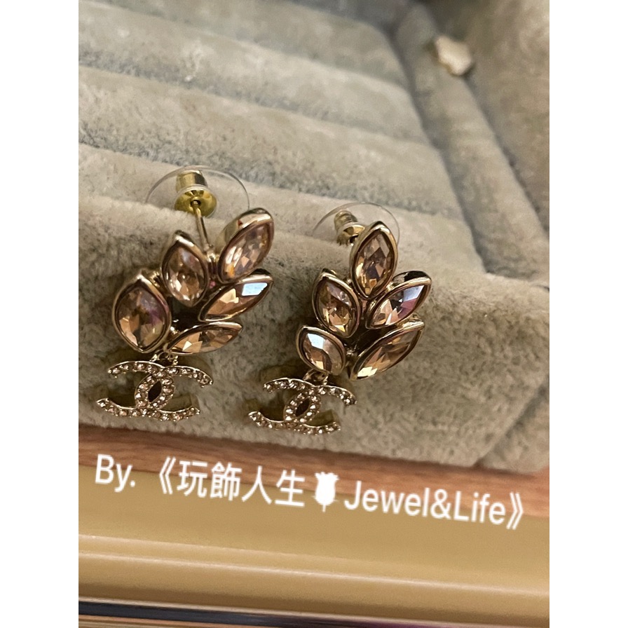品牌推薦💯 超美 水滴落葉系列 香檳金色水鑽 Chanel 金屬淡金 垂墜雙C LOGO 二手 造型 耳環-細節圖4