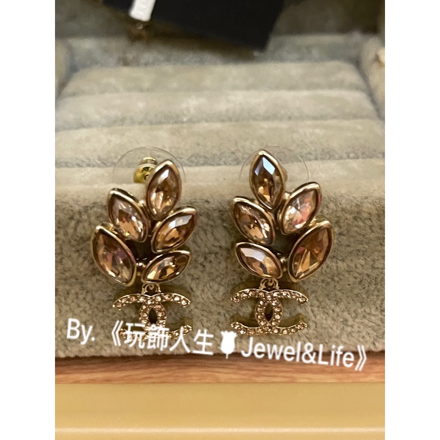 品牌推薦💯 超美 水滴落葉系列 香檳金色水鑽 Chanel 金屬淡金 垂墜雙C LOGO 二手 造型 耳環-細節圖5