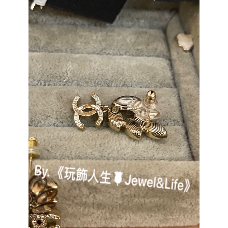 品牌推薦💯 超美 水滴落葉系列 香檳金色水鑽 Chanel 金屬淡金 垂墜雙C LOGO 二手 造型 耳環-細節圖7