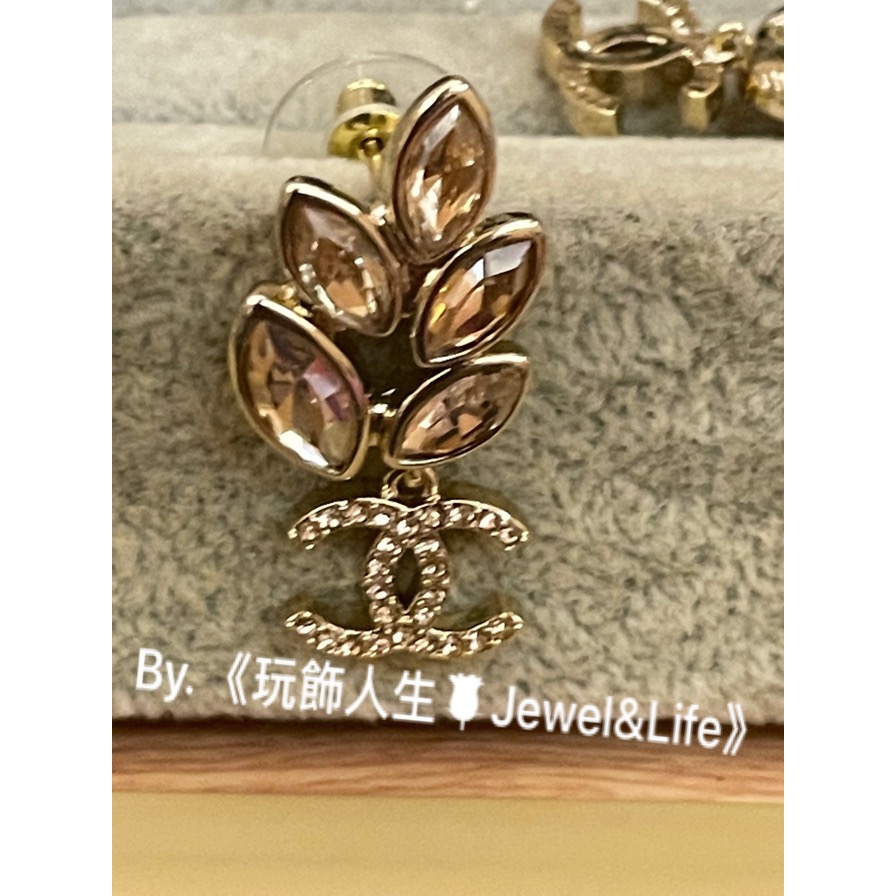 品牌推薦💯 超美 水滴落葉系列 香檳金色水鑽 Chanel 金屬淡金 垂墜雙C LOGO 二手 造型 耳環-細節圖8