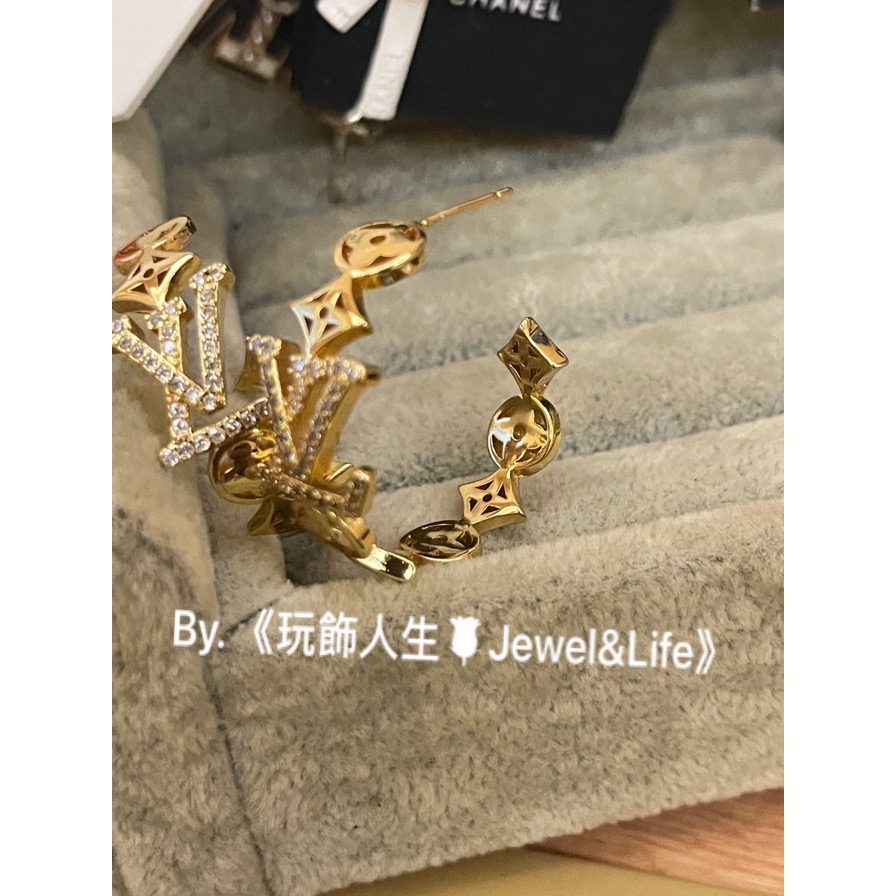 LOUIS VUITTON LV 基本款 經典LOGO水鑽 半圓形 金色 四葉草🍀二手 造型 耳環-細節圖3