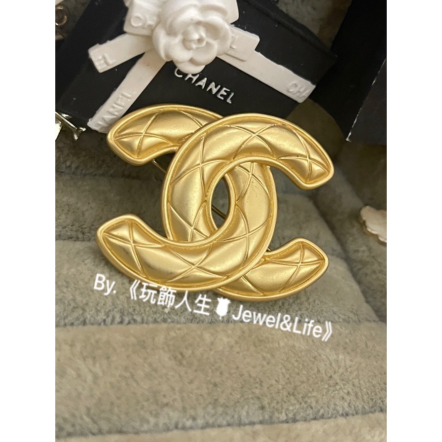 超美 百搭💯 Chanel 香奈兒 經典 菱格紋路 雙C 金色 二手造型 胸針 別針 徽章-細節圖2