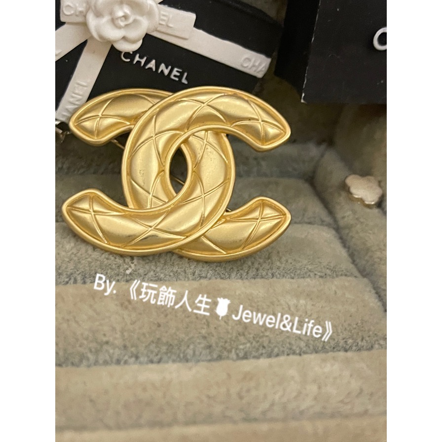 超美 百搭💯 Chanel 香奈兒 經典 菱格紋路 雙C 金色 二手造型 胸針 別針 徽章-細節圖3