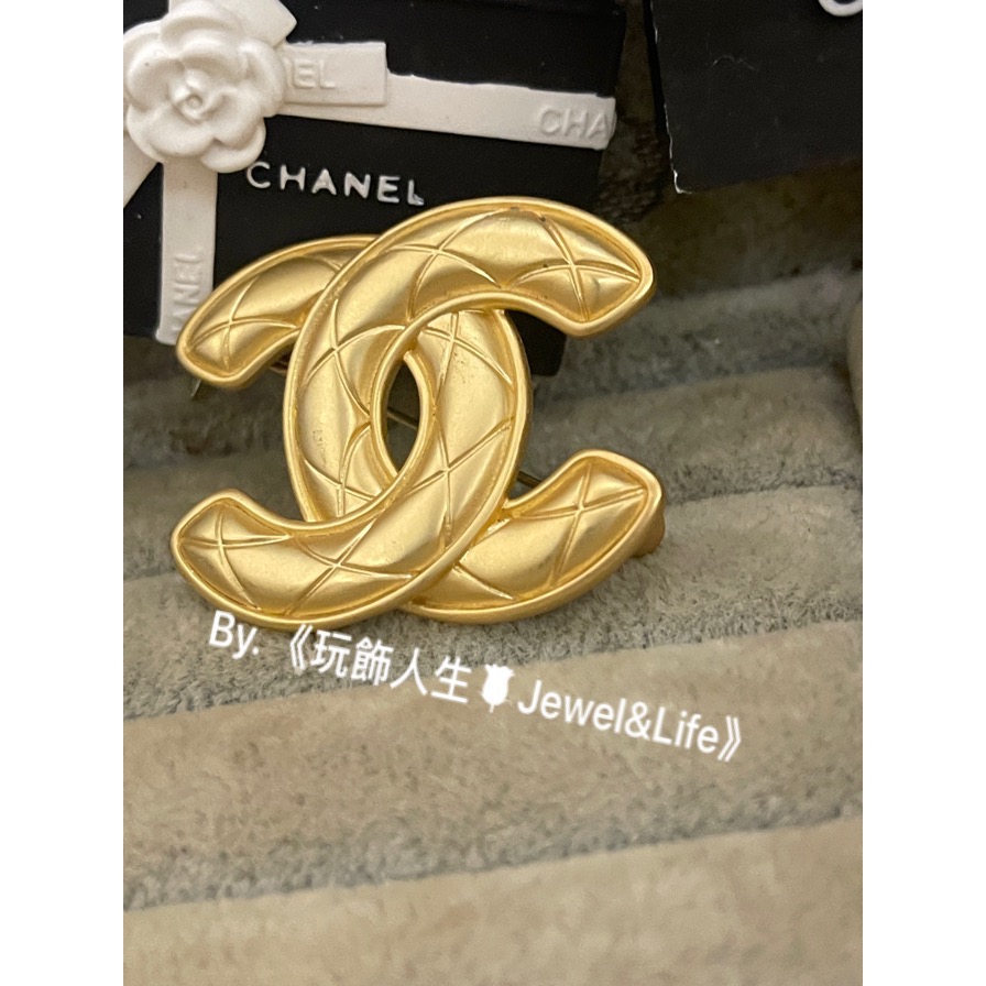 超美 百搭💯 Chanel 香奈兒 經典 菱格紋路 雙C 金色 二手造型 胸針 別針 徽章-細節圖4