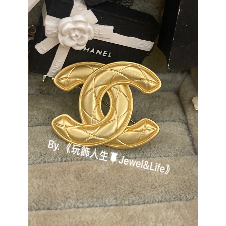 超美 百搭💯 Chanel 香奈兒 經典 菱格紋路 雙C 金色 二手造型 胸針 別針 徽章-細節圖5