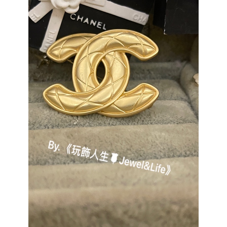 超美 百搭💯 Chanel 香奈兒 經典 菱格紋路 雙C 金色 二手造型 胸針 別針 徽章-細節圖7