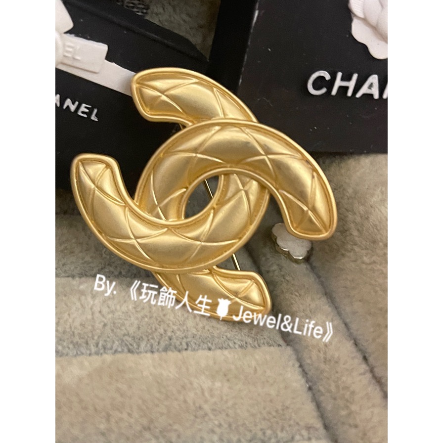 超美 百搭💯 Chanel 香奈兒 經典 菱格紋路 雙C 金色 二手造型 胸針 別針 徽章-細節圖8