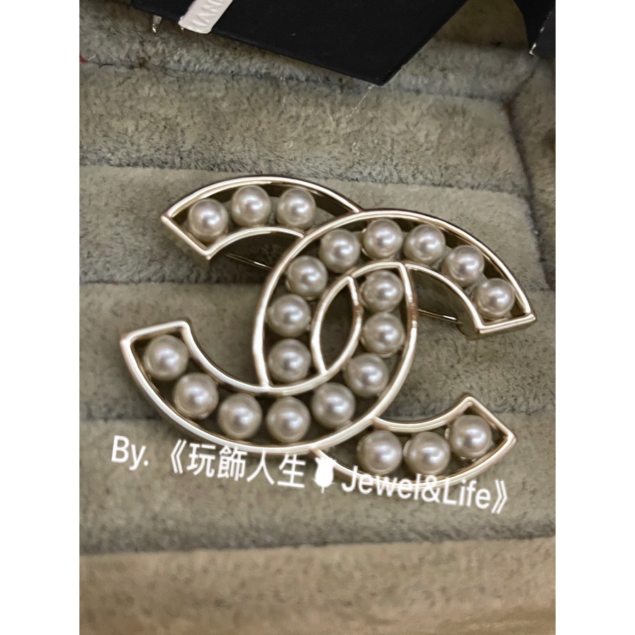 經典系列💯 超美 Chanel 基本款 淡金色 雙C 香奈兒鏤空 珍珠 大LOGO 二手 造型 胸針 別針-細節圖2