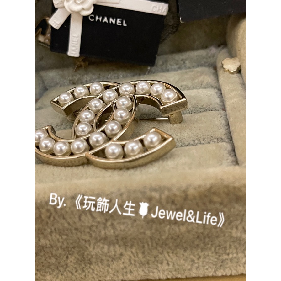 經典系列💯 超美 Chanel 基本款 淡金色 雙C 香奈兒鏤空 珍珠 大LOGO 二手 造型 胸針 別針-細節圖3