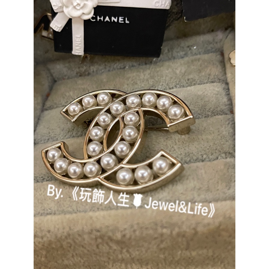 經典系列💯 超美 Chanel 基本款 淡金色 雙C 香奈兒鏤空 珍珠 大LOGO 二手 造型 胸針 別針-細節圖4