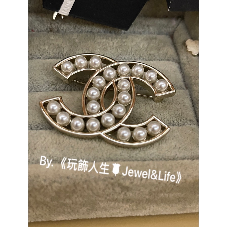 經典系列💯 超美 Chanel 基本款 淡金色 雙C 香奈兒鏤空 珍珠 大LOGO 二手 造型 胸針 別針-細節圖5