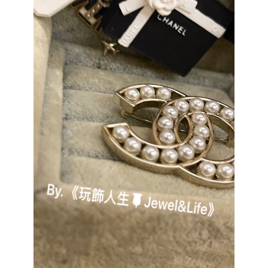 經典系列💯 超美 Chanel 基本款 淡金色 雙C 香奈兒鏤空 珍珠 大LOGO 二手 造型 胸針 別針-細節圖6