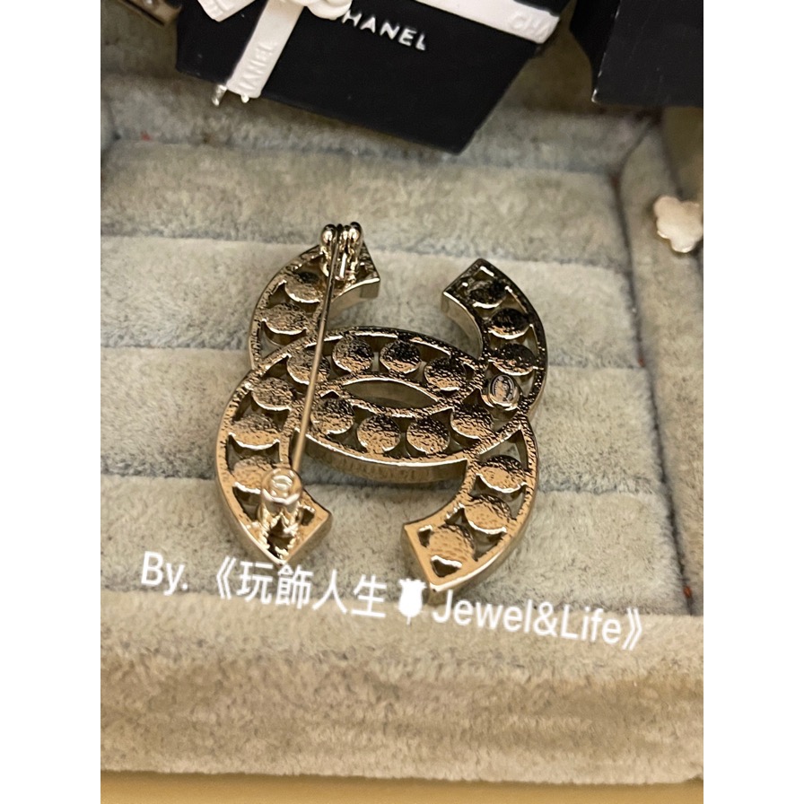 經典系列💯 超美 Chanel 基本款 淡金色 雙C 香奈兒鏤空 珍珠 大LOGO 二手 造型 胸針 別針-細節圖7