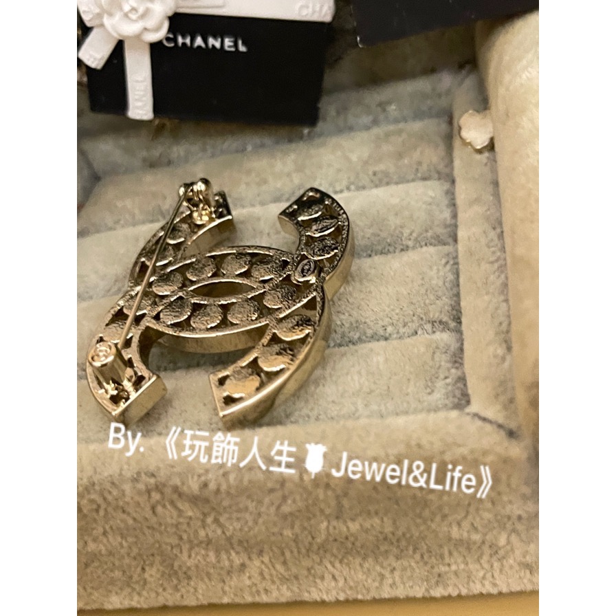 經典系列💯 超美 Chanel 基本款 淡金色 雙C 香奈兒鏤空 珍珠 大LOGO 二手 造型 胸針 別針-細節圖8