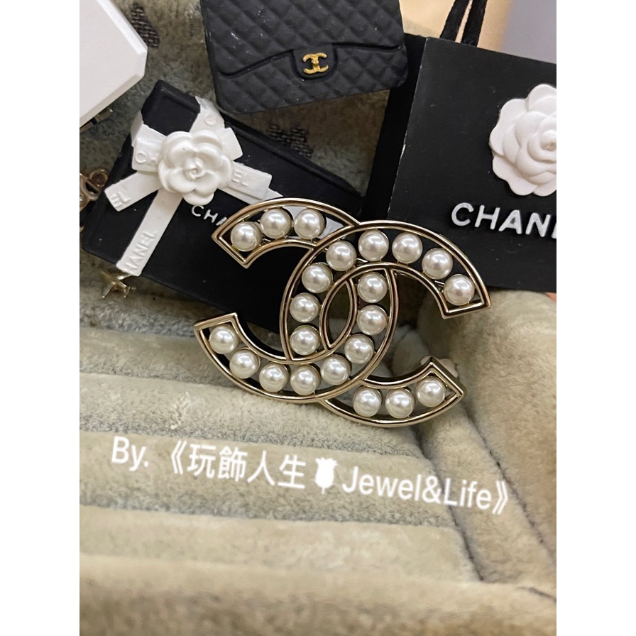經典系列💯 超美 Chanel 基本款 淡金色 雙C 香奈兒鏤空 珍珠 大LOGO 二手 造型 胸針 別針-細節圖9