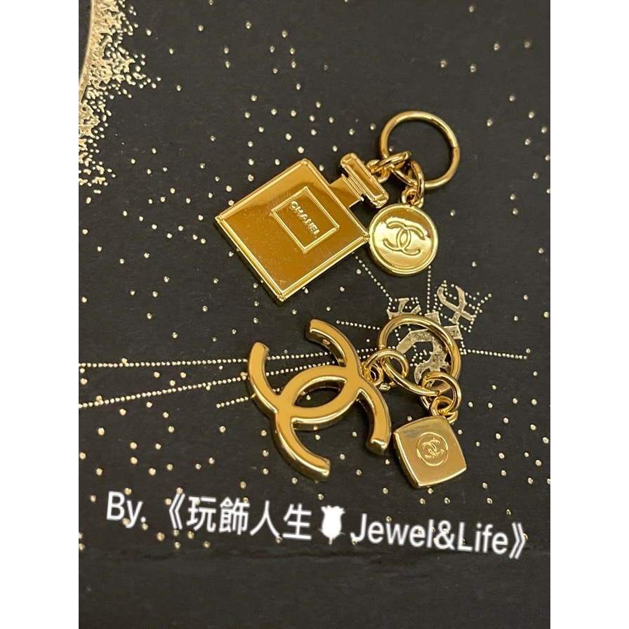 彩妝贈品系列💯2023 Chanel 新款聖誕限量 金色 經典 雙C 香水瓶 LOGO 吊飾 墜飾 DIY 手鍊 項鍊-細節圖2