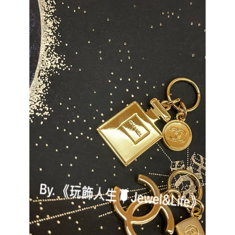 彩妝贈品系列💯2023 Chanel 新款聖誕限量 金色 經典 雙C 香水瓶 LOGO 吊飾 墜飾 DIY 手鍊 項鍊-細節圖3