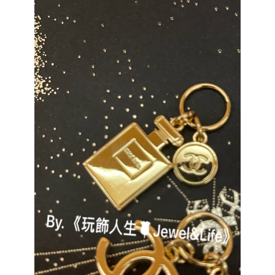 彩妝贈品系列💯2023 Chanel 新款聖誕限量 金色 經典 雙C 香水瓶 LOGO 吊飾 墜飾 DIY 手鍊 項鍊-細節圖4