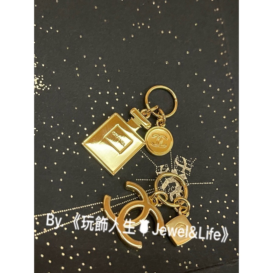 彩妝贈品系列💯2023 Chanel 新款聖誕限量 金色 經典 雙C 香水瓶 LOGO 吊飾 墜飾 DIY 手鍊 項鍊-細節圖6