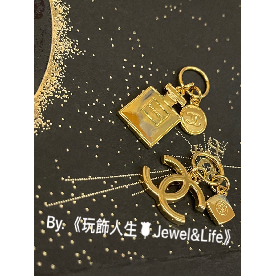 彩妝贈品系列💯2023 Chanel 新款聖誕限量 金色 經典 雙C 香水瓶 LOGO 吊飾 墜飾 DIY 手鍊 項鍊-細節圖7