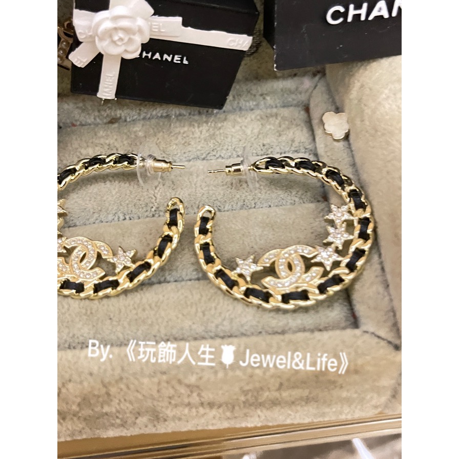 CHANEL 香奈兒 超美 黑色皮穿鍊 半圓 流星系列 水鑽 淡金色 二手 造型 耳環-細節圖7