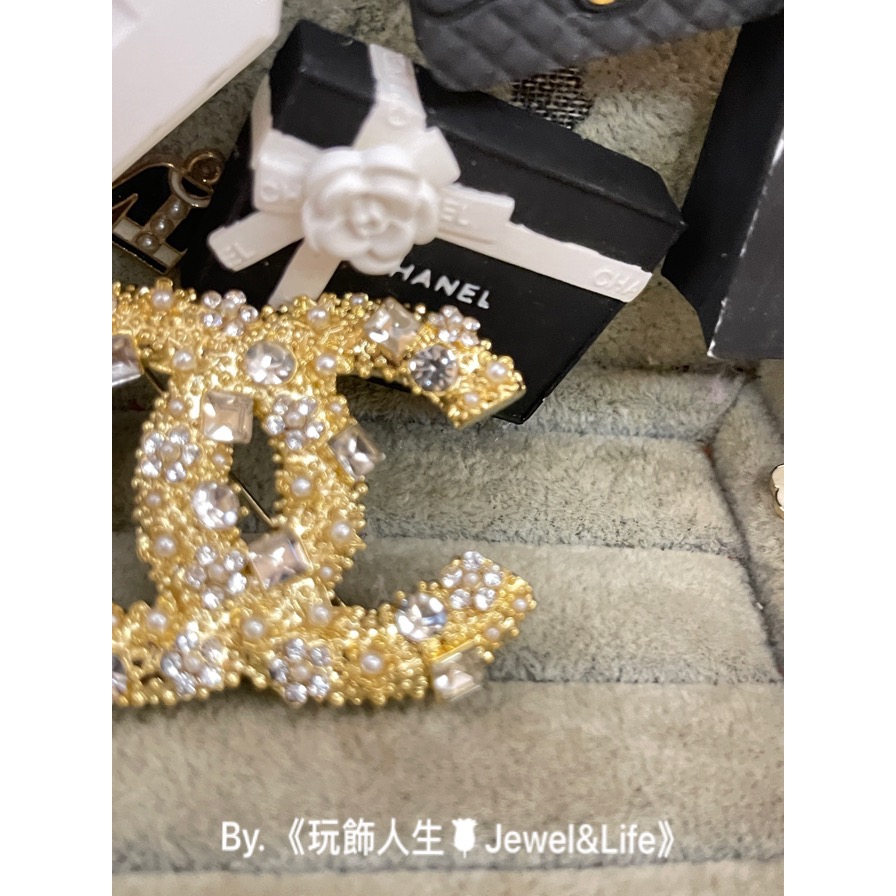 CHANEL 香奈兒 超美 金色 大LOGO 雙C 水鑽 二手 造型 胸針 別針 徽章-細節圖4
