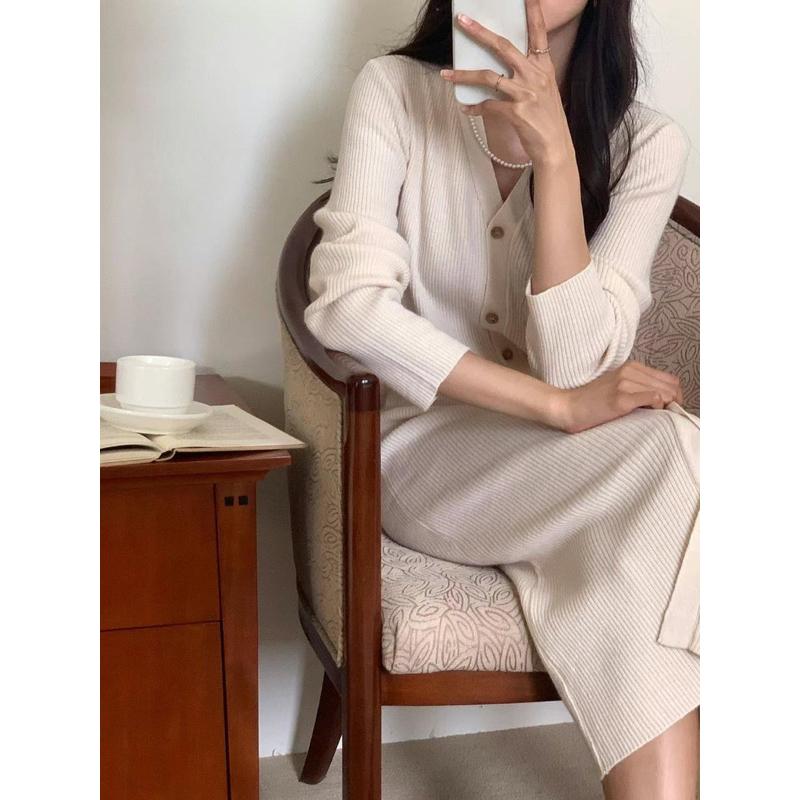 v領合身排釦小女人針織長洋裝-細節圖3