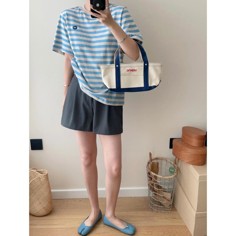 奈看服飾/100%棉 刺繡M字母baby藍條紋寬鬆Tee 短袖/T恤 上衣-細節圖3