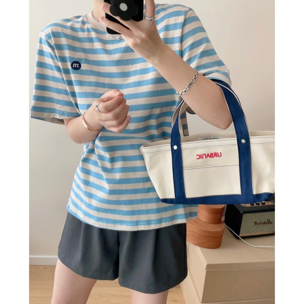 奈看服飾/100%棉 刺繡M字母baby藍條紋寬鬆Tee 短袖/T恤 上衣-細節圖4