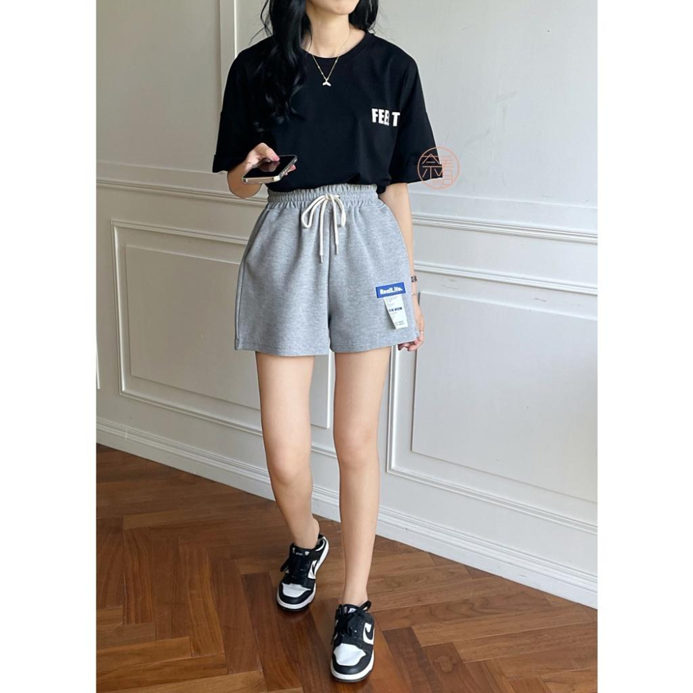 奈看服飾/贏在材質!舒服鬆餅格紋車標小鳥腿休閒鬆緊腰短褲-細節圖3