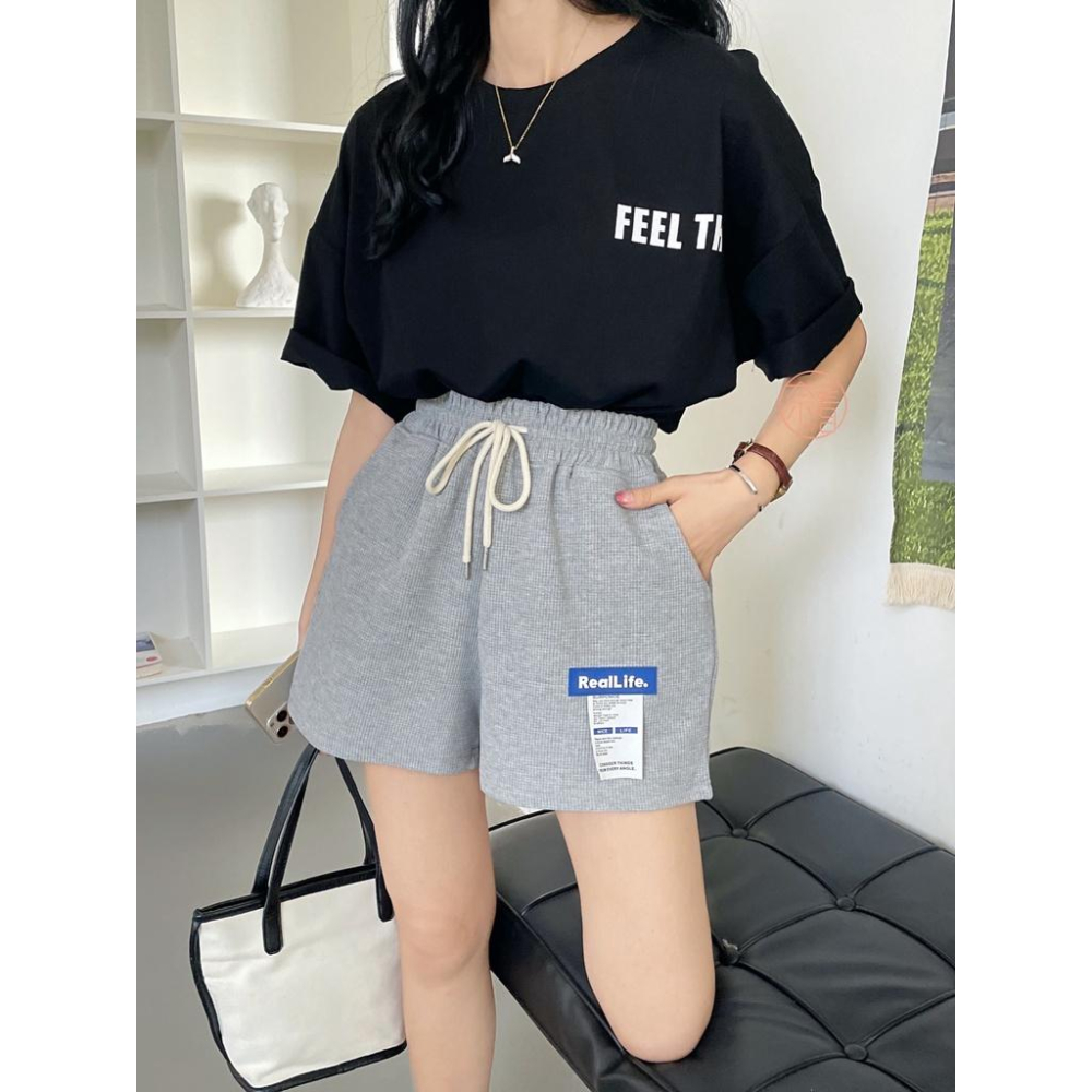 奈看服飾/贏在材質!舒服鬆餅格紋車標小鳥腿休閒鬆緊腰短褲-細節圖5