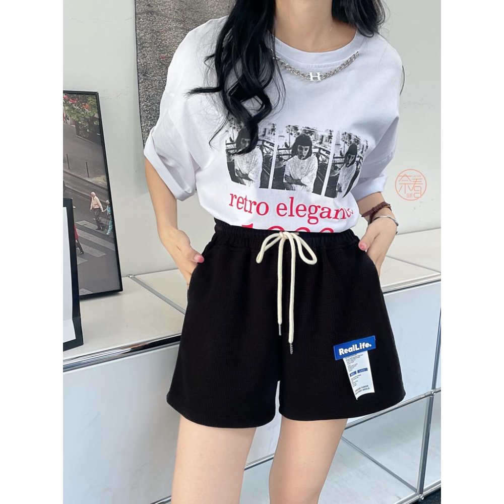 奈看服飾/贏在材質!舒服鬆餅格紋車標小鳥腿休閒鬆緊腰短褲-細節圖7