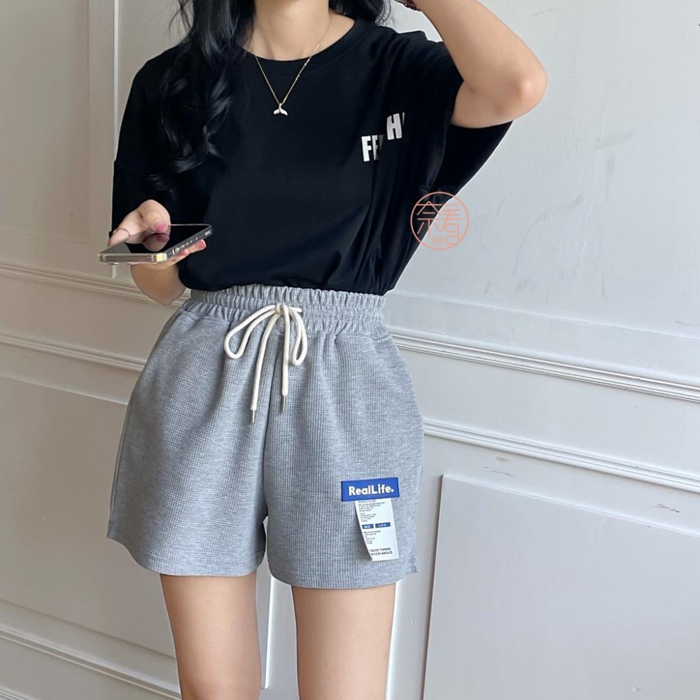 奈看服飾/贏在材質!舒服鬆餅格紋車標小鳥腿休閒鬆緊腰短褲-細節圖8