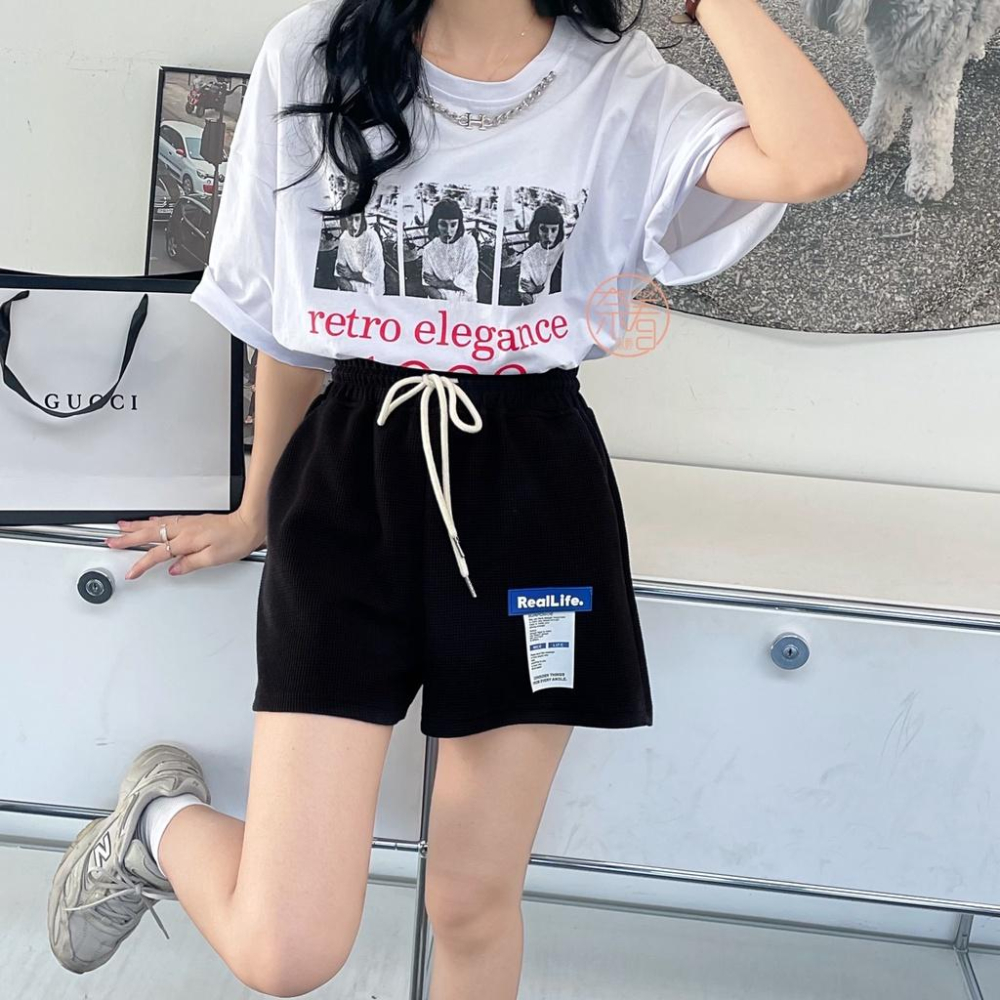 奈看服飾/贏在材質!舒服鬆餅格紋車標小鳥腿休閒鬆緊腰短褲-細節圖9