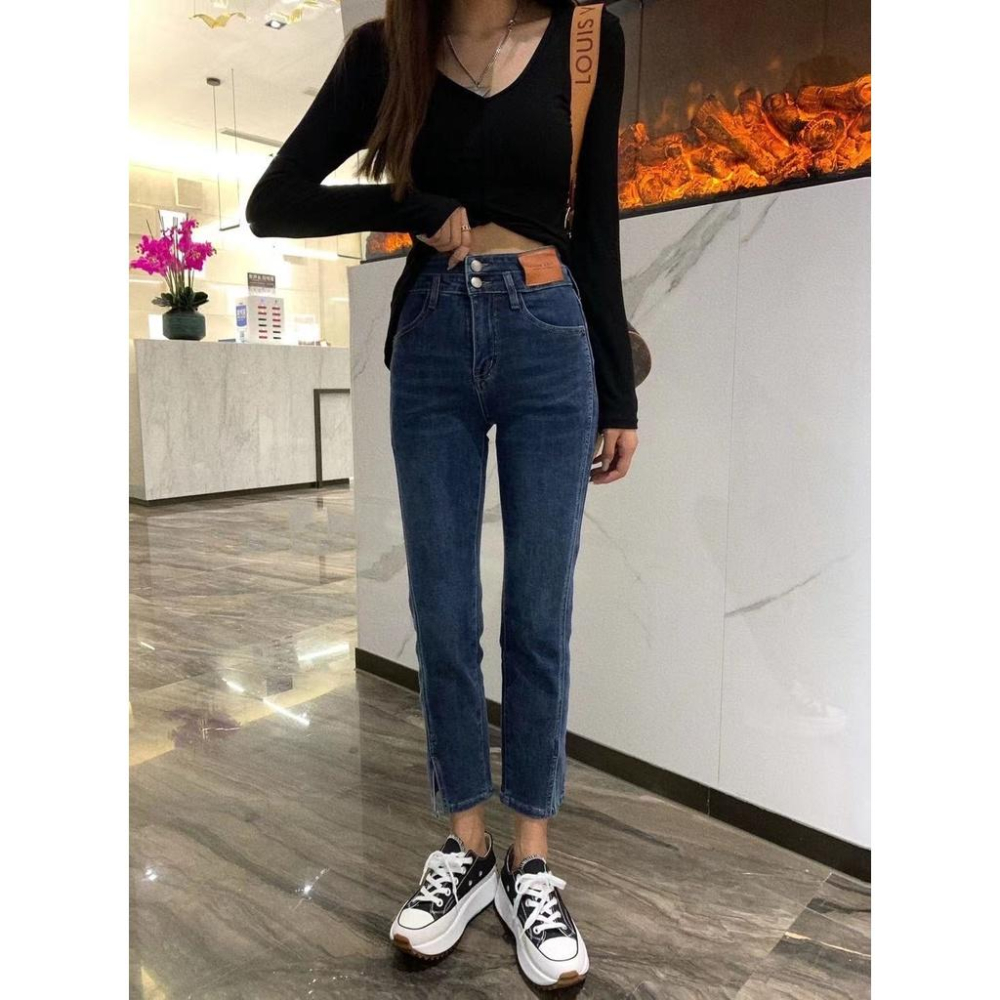 奈看服飾/ 高彈力柔紗丹寧面料! 小皮標二粒扣9分小開衩牛仔褲 斜側線顯瘦更有感-細節圖2