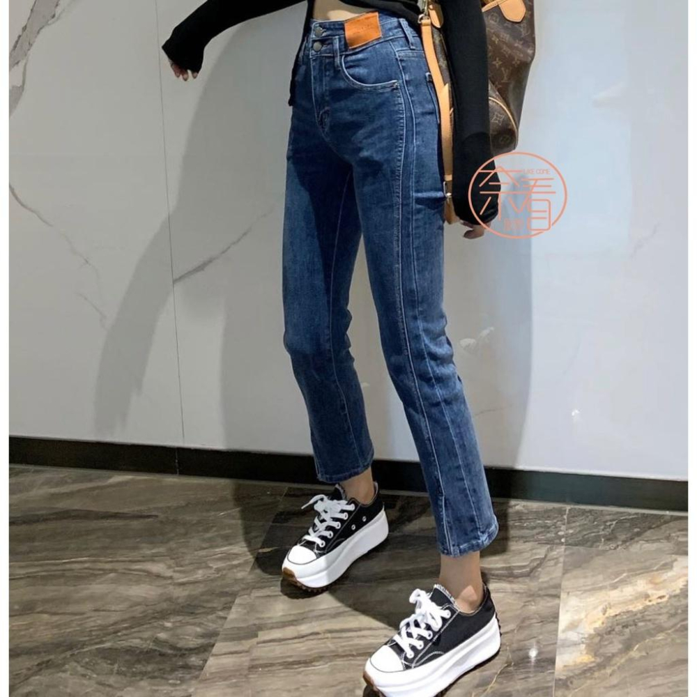 奈看服飾/ 高彈力柔紗丹寧面料! 小皮標二粒扣9分小開衩牛仔褲 斜側線顯瘦更有感-細節圖5