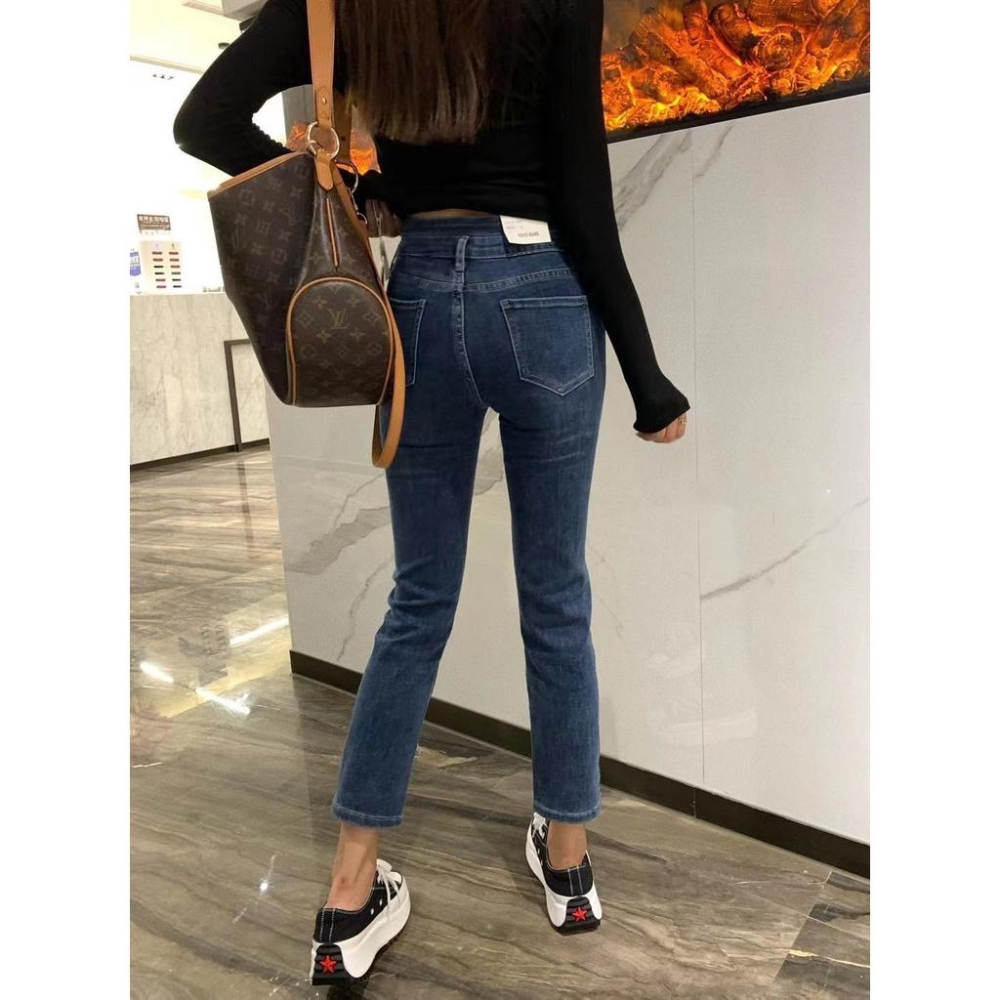 奈看服飾/ 高彈力柔紗丹寧面料! 小皮標二粒扣9分小開衩牛仔褲 斜側線顯瘦更有感-細節圖8