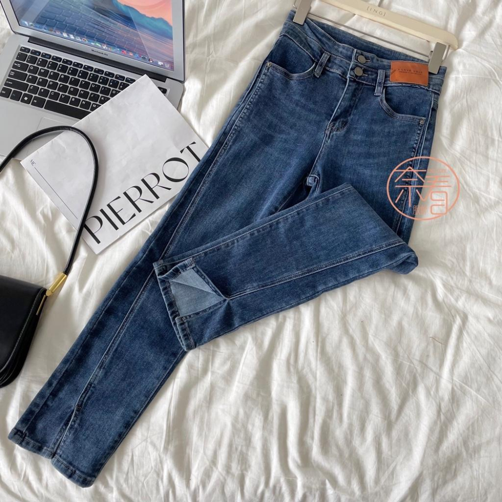 奈看服飾/ 高彈力柔紗丹寧面料! 小皮標二粒扣9分小開衩牛仔褲 斜側線顯瘦更有感-細節圖9