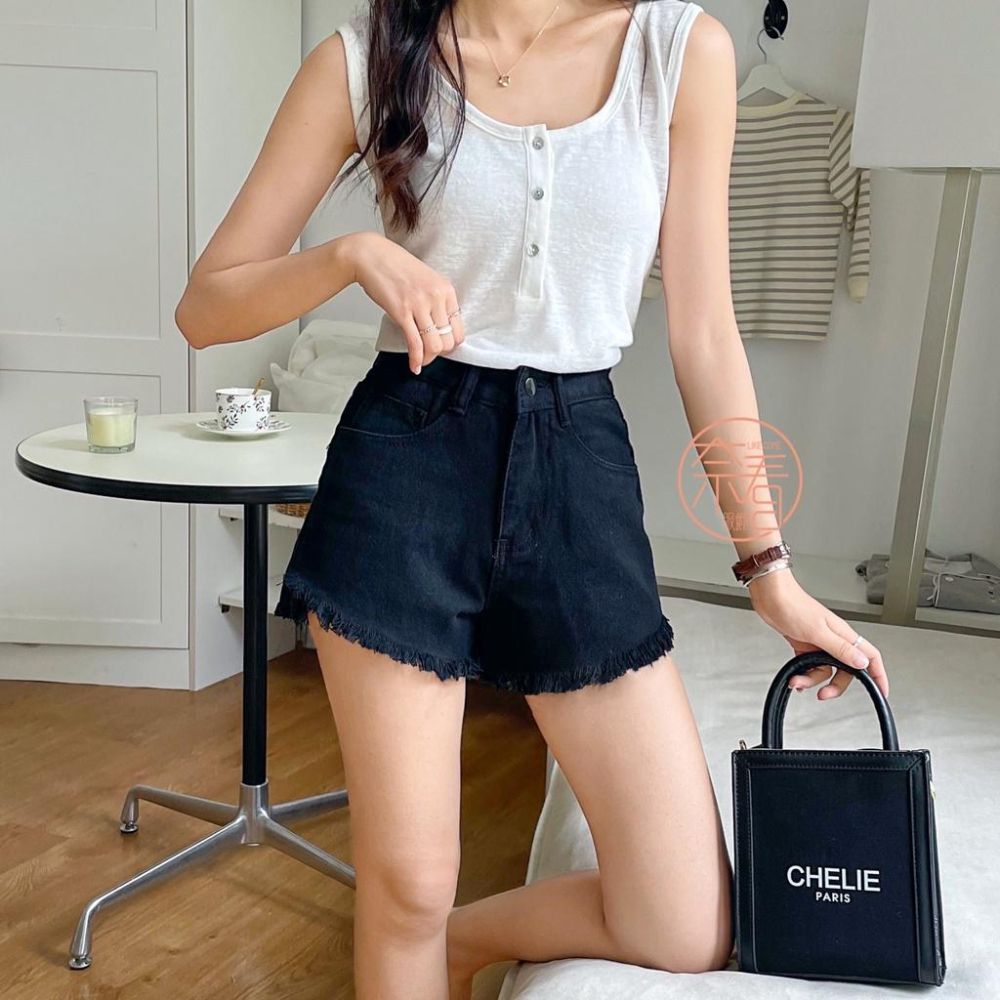 奈看服飾/現貨 韓風特別款撕邊丹寧牛仔熱褲 心機小挖空側邊牛仔短褲 短褲二色可選-細節圖3