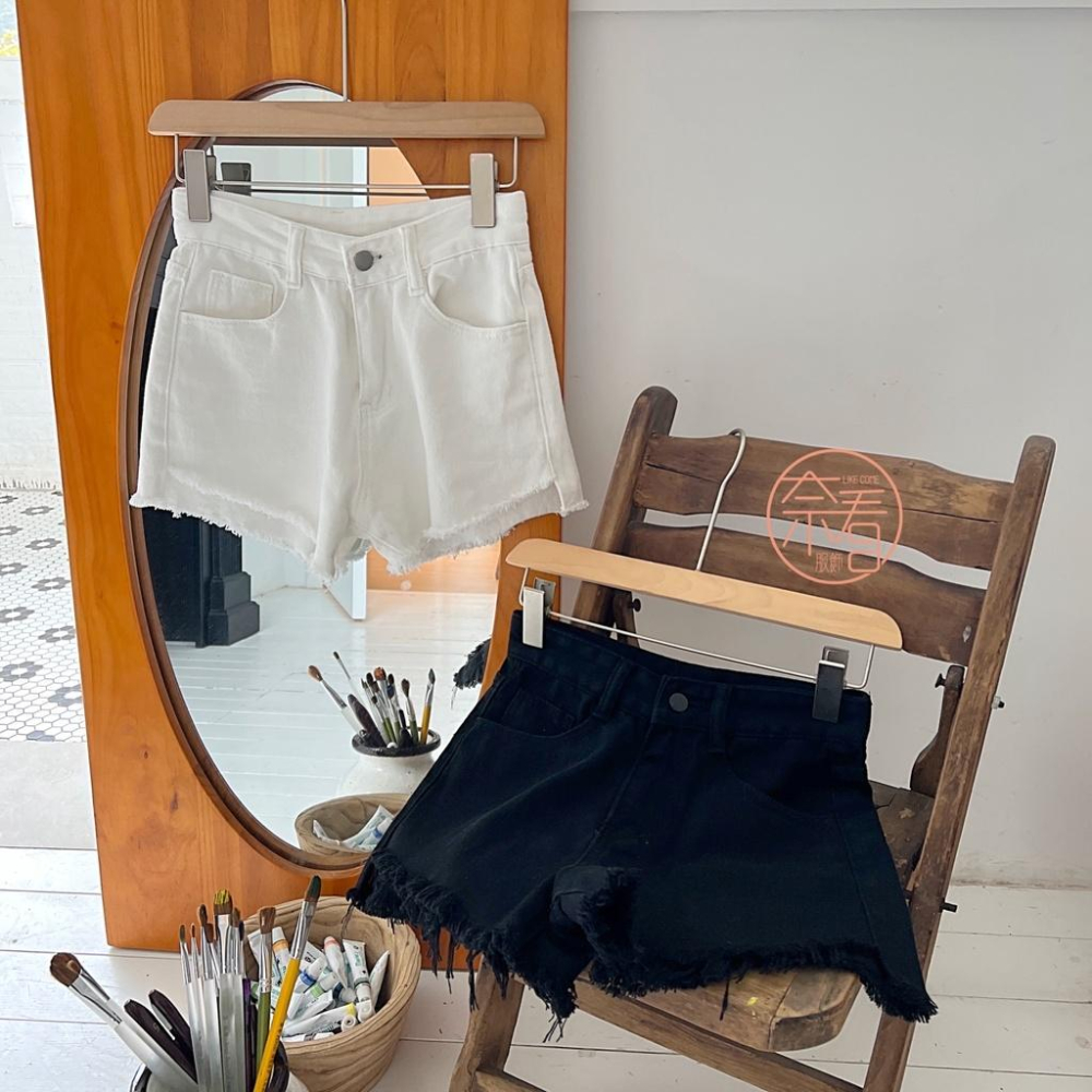 奈看服飾/現貨 韓風特別款撕邊丹寧牛仔熱褲 心機小挖空側邊牛仔短褲 短褲二色可選-細節圖4