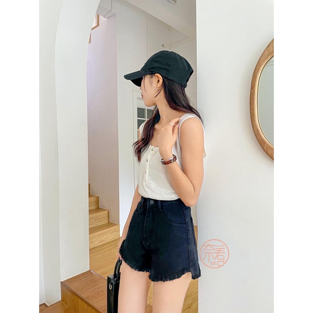 奈看服飾/現貨 韓風特別款撕邊丹寧牛仔熱褲 心機小挖空側邊牛仔短褲 短褲二色可選-細節圖6