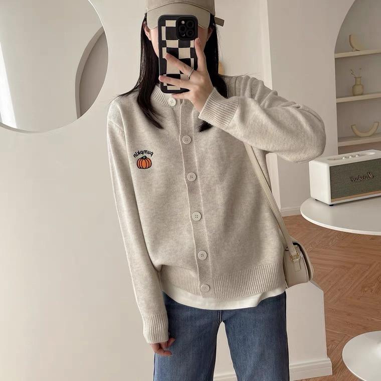 奈看服飾/ 每一色都漂亮的可愛刺繡南瓜字母毛衣外套 韓風百搭款 女孩必備-細節圖2