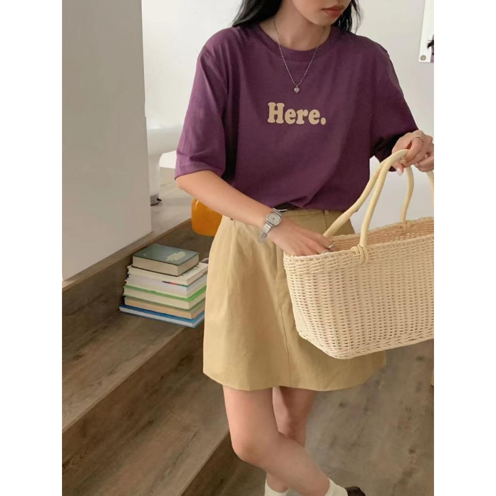 奈看服飾/Here絨面字母冰絲有彈性棉質韓風棉質好看Tee 二色可選 紫色/白色-細節圖2