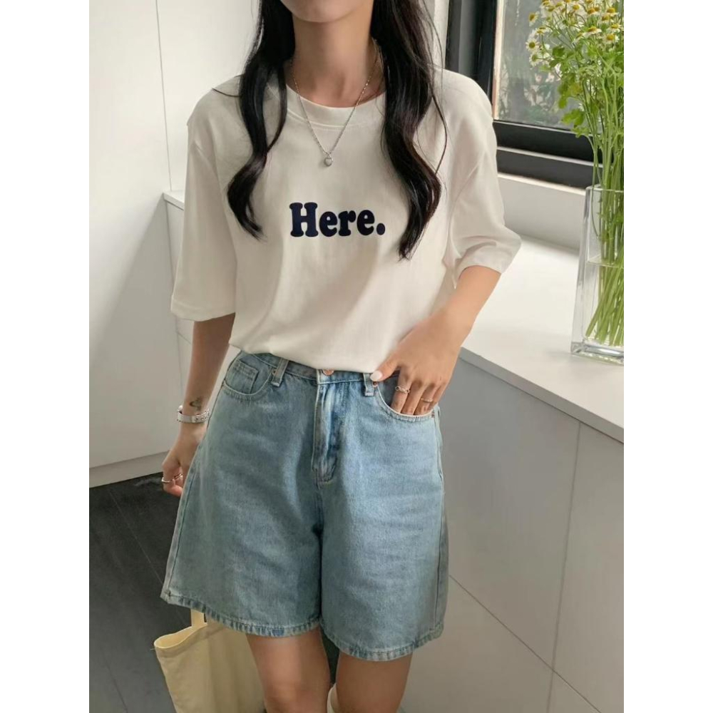 奈看服飾/Here絨面字母冰絲有彈性棉質韓風棉質好看Tee 二色可選 紫色/白色-細節圖4