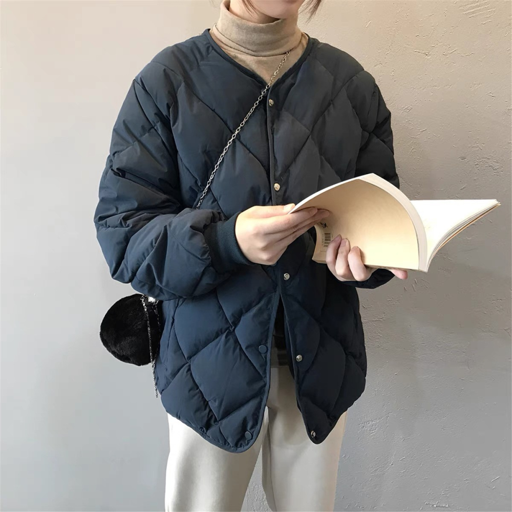 〖奈看服飾〗秋冬設計感 排扣菱格紋 Ｖ領羽絨外套-細節圖2