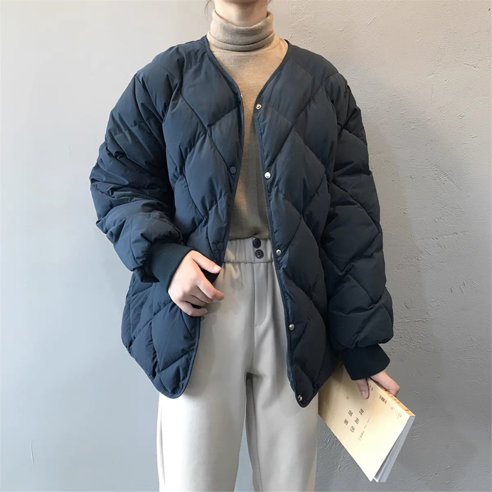 〖奈看服飾〗秋冬設計感 排扣菱格紋 Ｖ領羽絨外套-細節圖6