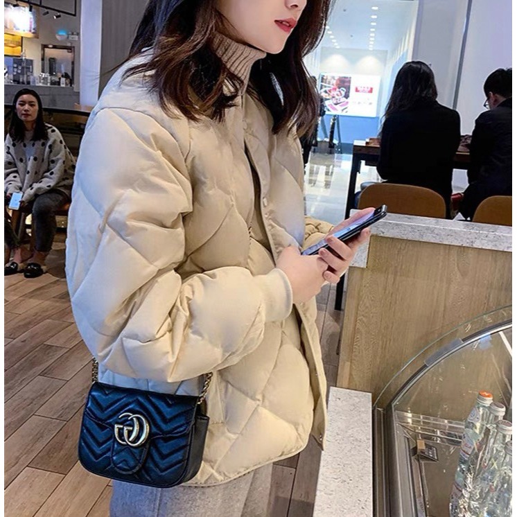 〖奈看服飾〗秋冬設計感 排扣菱格紋 Ｖ領羽絨外套-細節圖7