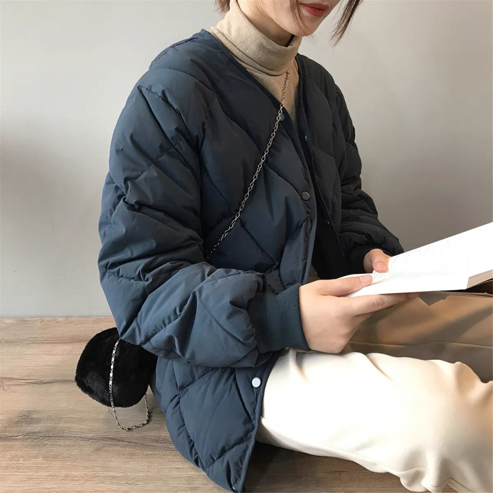 〖奈看服飾〗秋冬設計感 排扣菱格紋 Ｖ領羽絨外套-細節圖10