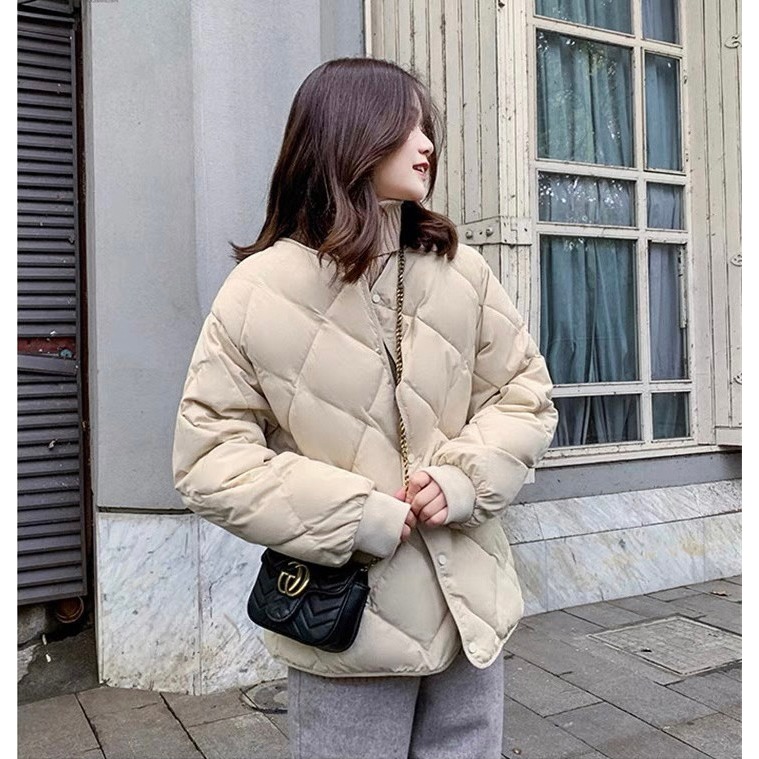 〖奈看服飾〗秋冬設計感 排扣菱格紋 Ｖ領羽絨外套-細節圖11