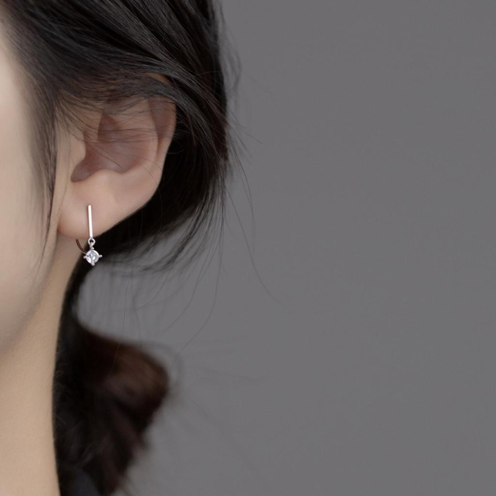 《真愛鍊Cherish 》S925純銀耳環  D字造型耳勾耳掛式耳環  鑲嵌精美鋯石-細節圖3